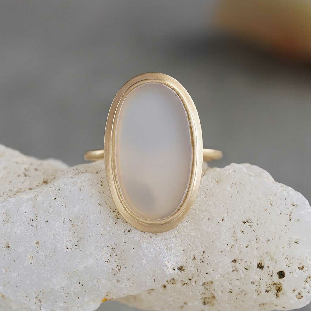 Pirka white chalcedony oval ring /ピリカ玉髄 | Hariqua 