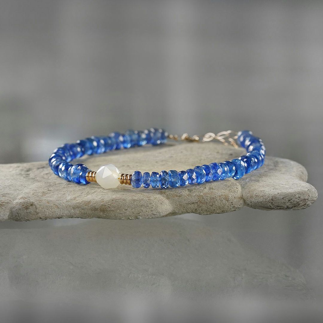 Blue kyanite × White moonstone bracelet /ブルーカイヤナイト、ホワイトムーンストーン |  Hariqua-パワーストーンジュエリー-