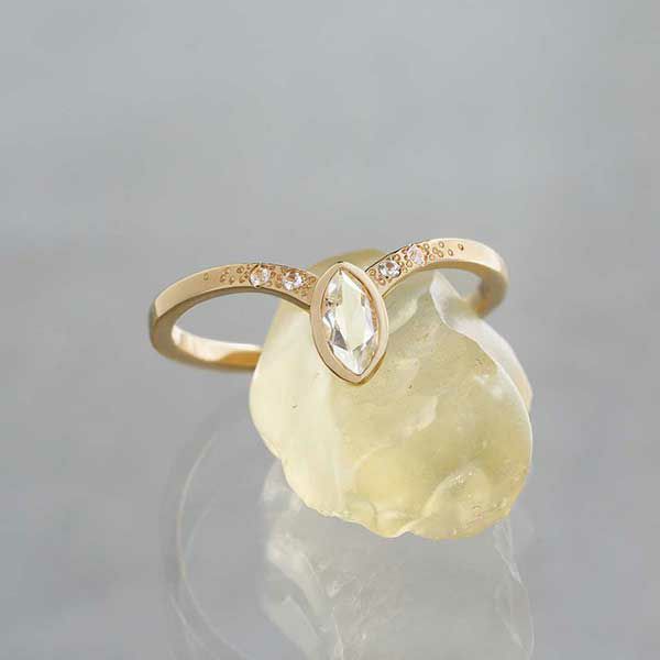 Libyan glass × White sapphire ring /リビアングラス、ホワイトサファイア. | Hariqua -パワーストーンジュエリー-