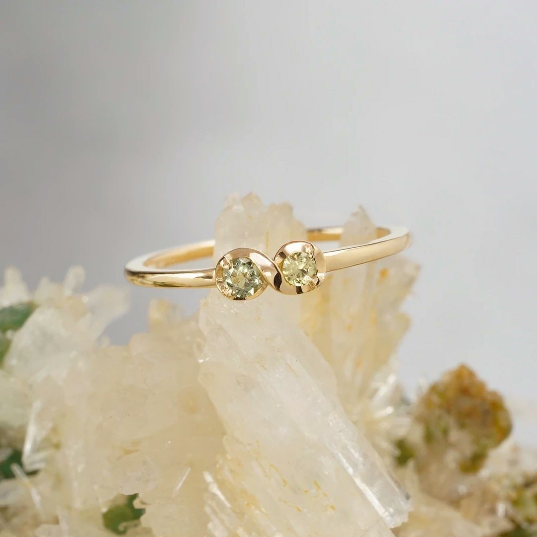 Pallasitic peridot infinity pinky ring /ペリドット（隕石）. | Hariqua-パワーストーンジュエリー-