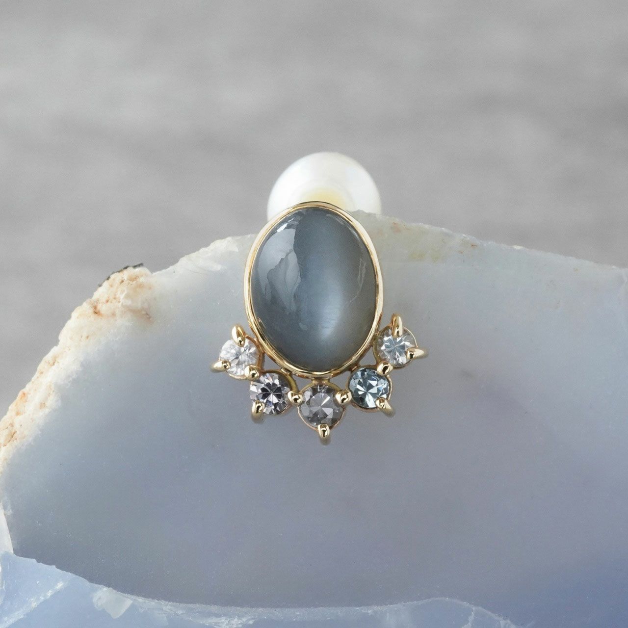 Gray moonstone × Gray spinel single pierce 2.05 /グレームーンストーン、グレースピネル |  Hariqua-パワーストーンジュエリー-